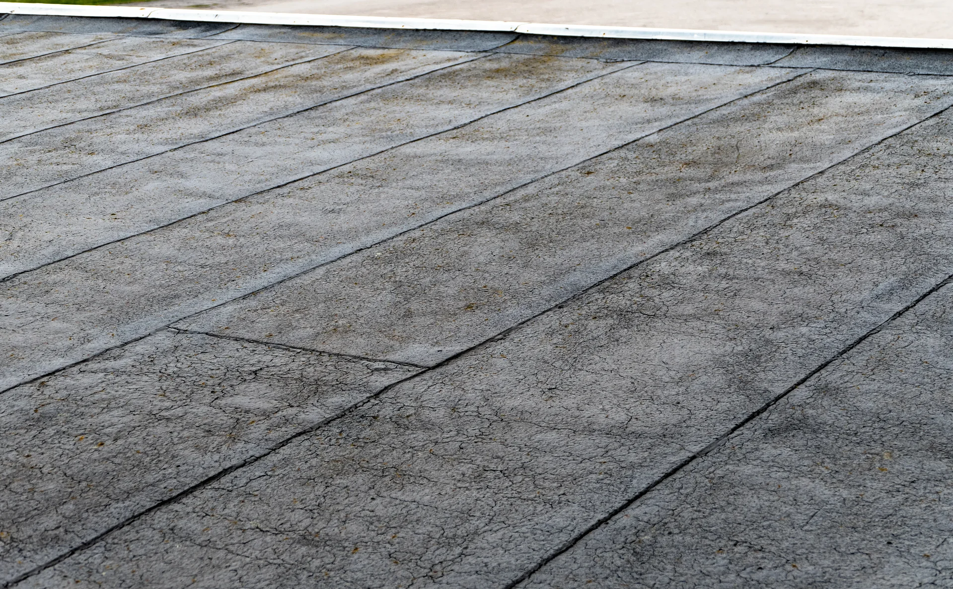 Bituminous waterproofing sheets on a flat roof