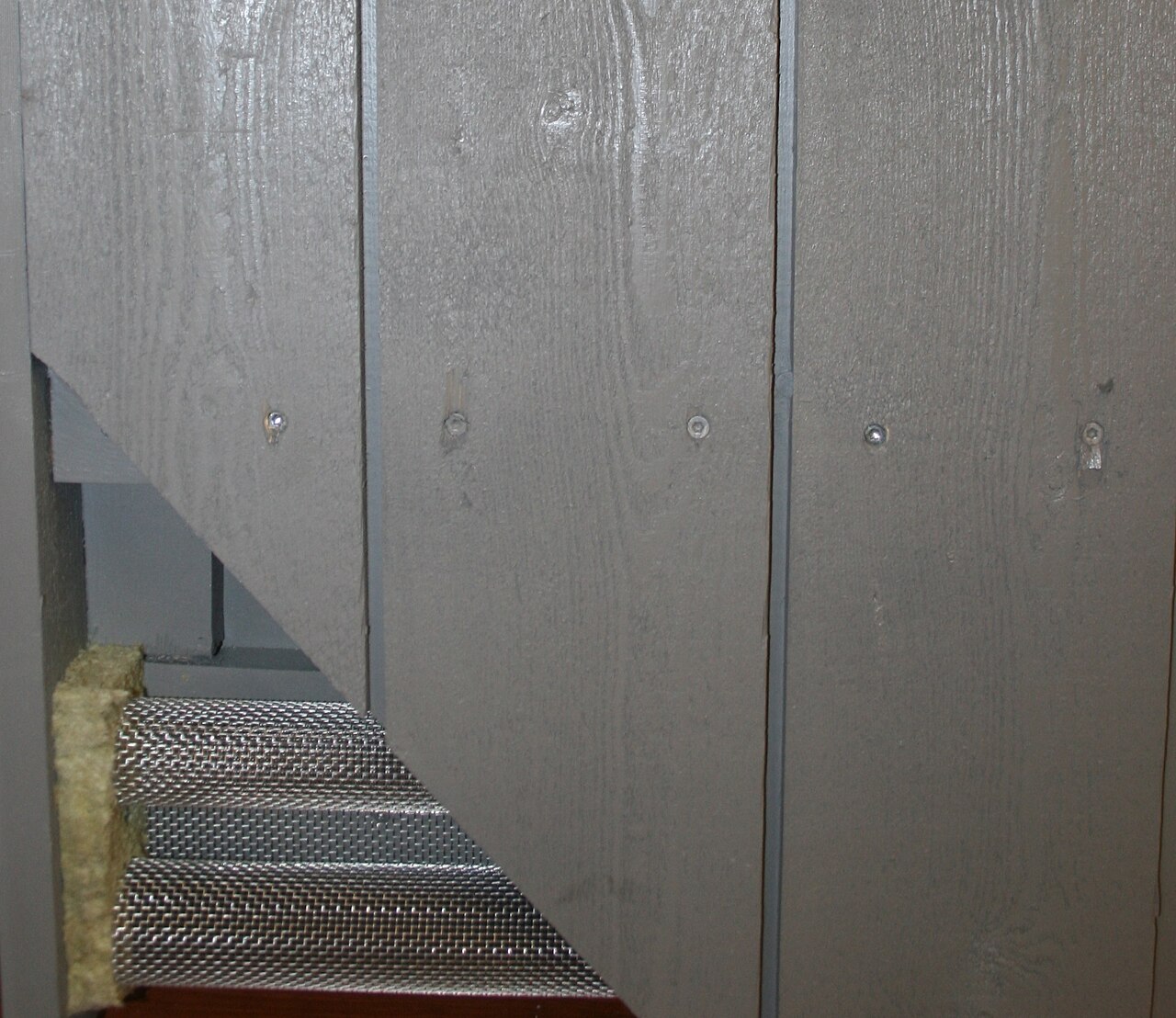 A cavity barrier fixed in the cavity behind external cladding
