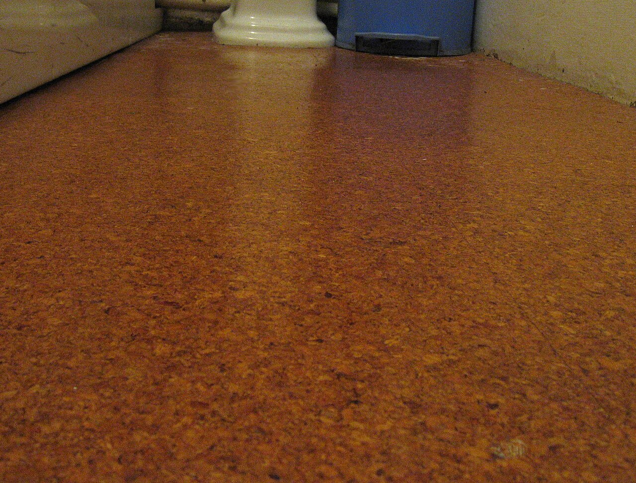 Varnished cork floor tiles in a bathroom