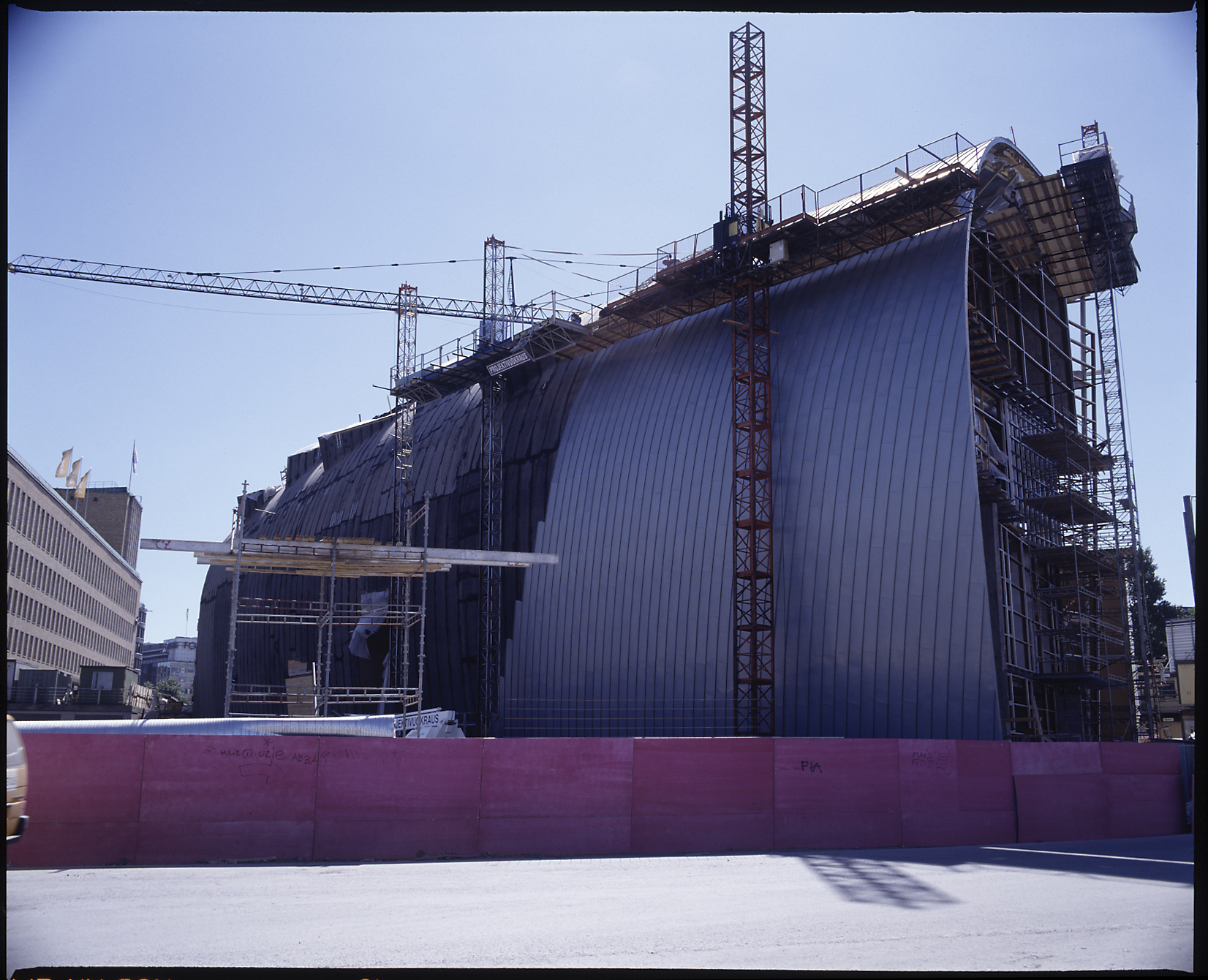 Zinc cladding being installed on the curved east facade of the Kiasma museum in Helsinki in 1997