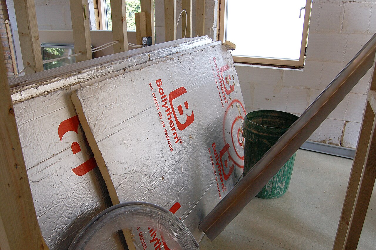 Rigid polyisocyanurate (PIR) insulation boards with foil facings